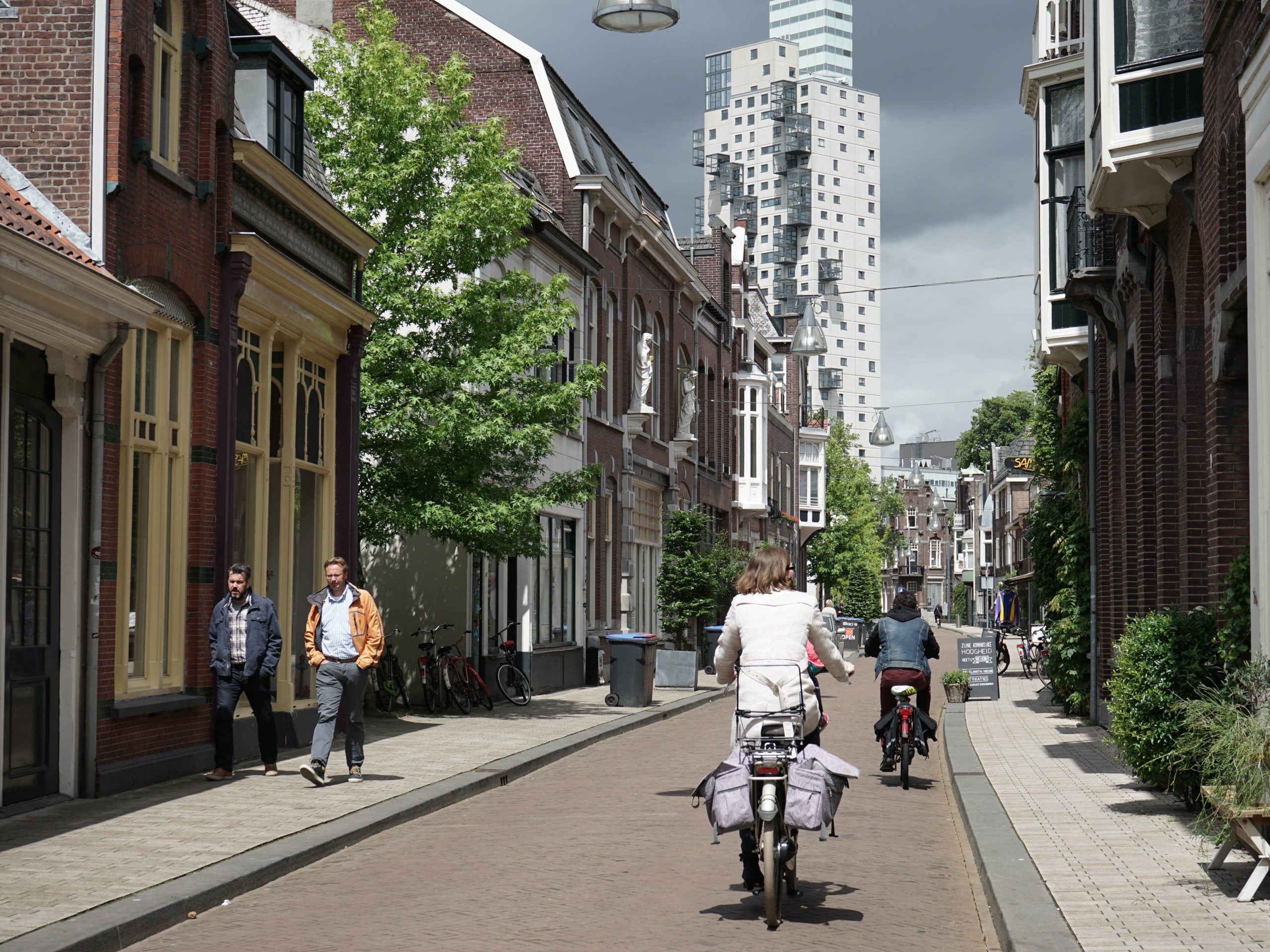 Afbeelding van een straat in Tilburg met fietsers.